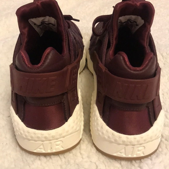 Nikes - Picture 4 of 4